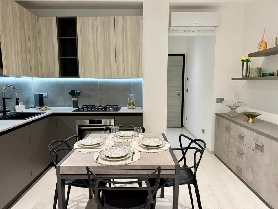 Kitchen or kitchenette, Dining area, stove