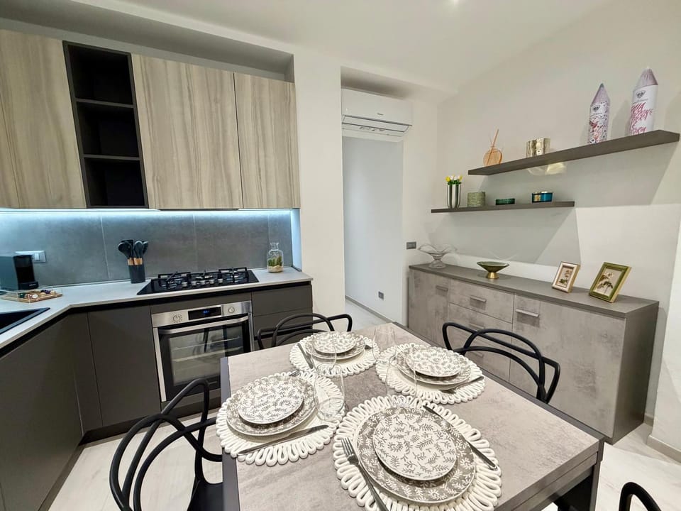 Kitchen or kitchenette, Dining area, stove