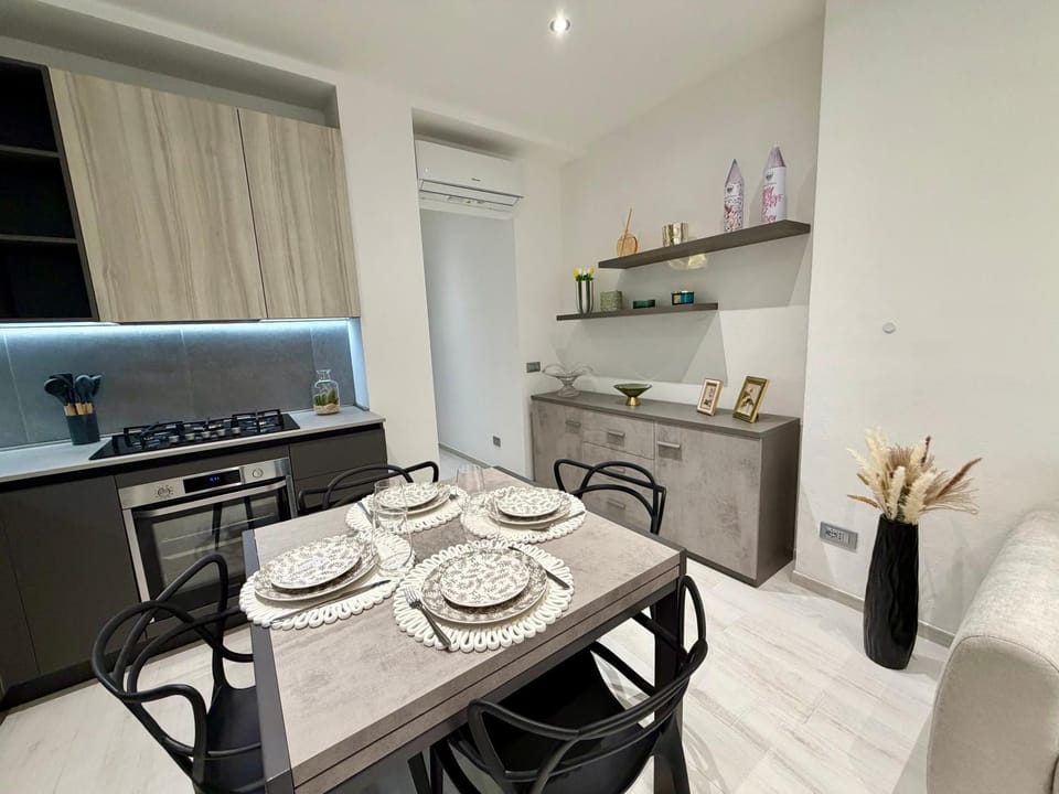 Kitchen or kitchenette, Dining area, stove