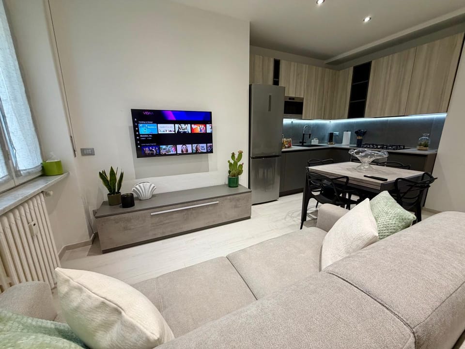 Communal lounge/ TV room, TV and multimedia, Living room, Seating area, Evening entertainment
