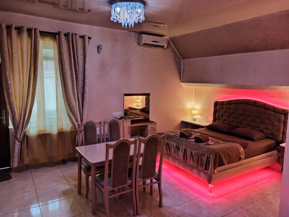 Bed, Photo of the whole room, air conditioner
