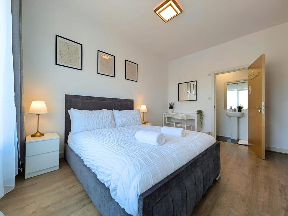 Stylish Rooms Near Airport & City Centre Parking House in Liverpool