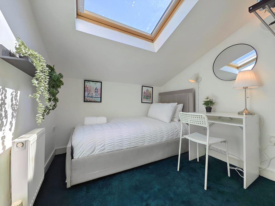 Stylish Rooms Near Airport & City Centre Parking House in Liverpool