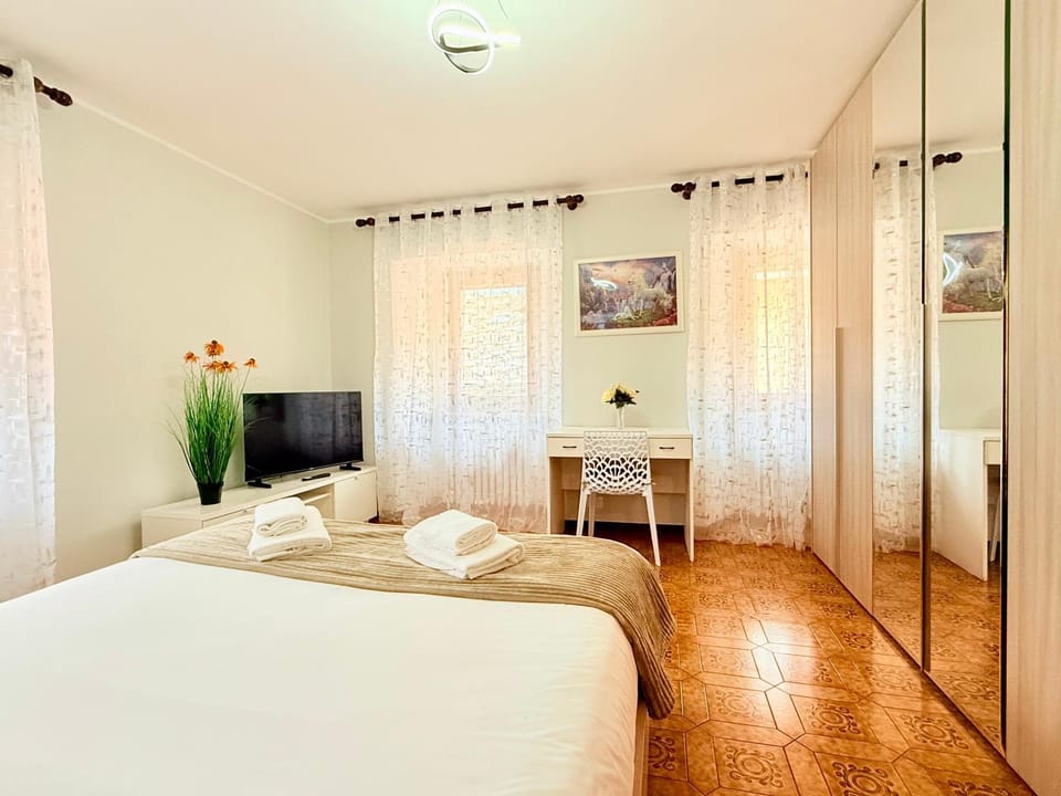 Bed, TV and multimedia, Photo of the whole room