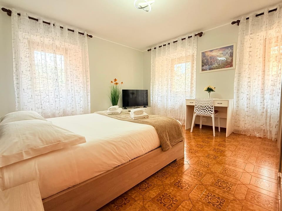 Bed, TV and multimedia, Photo of the whole room, Bedroom