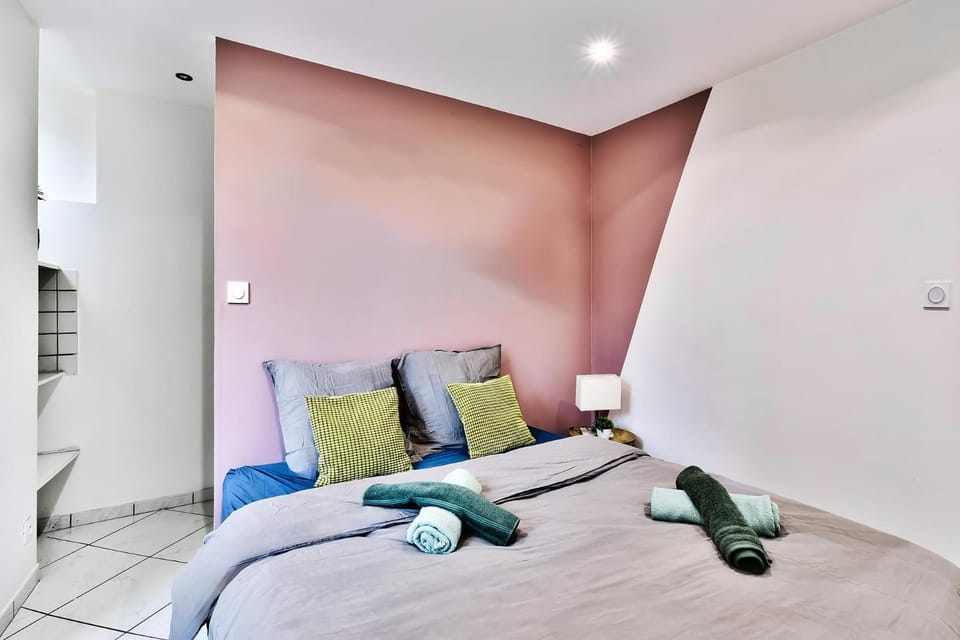 Photo of the whole room, Bedroom