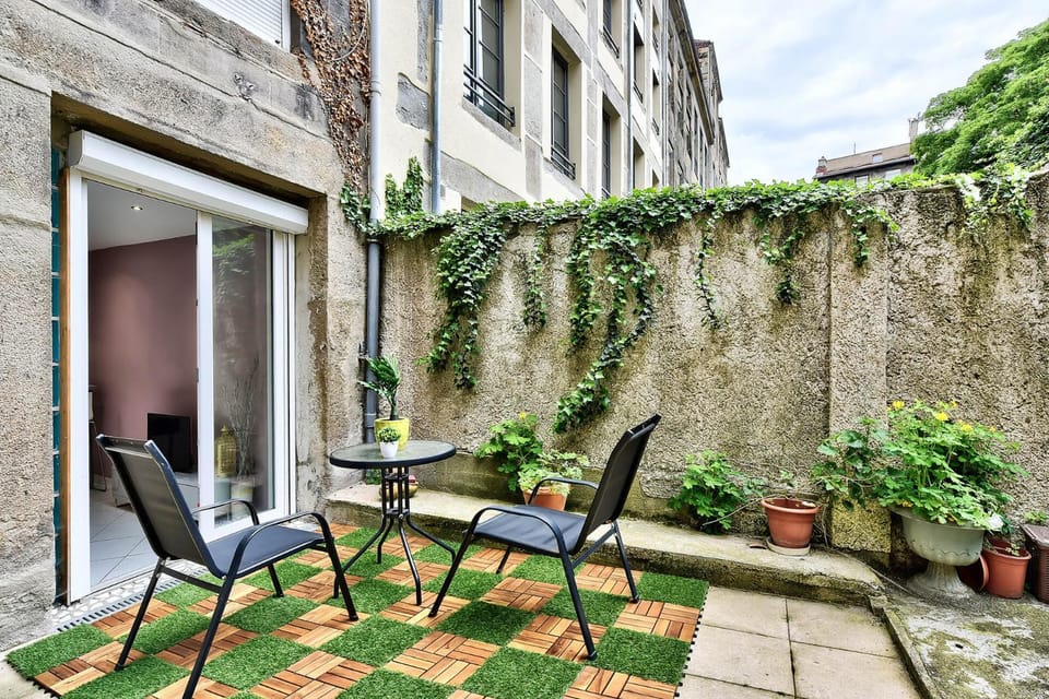 Property building, Patio, Balcony/Terrace