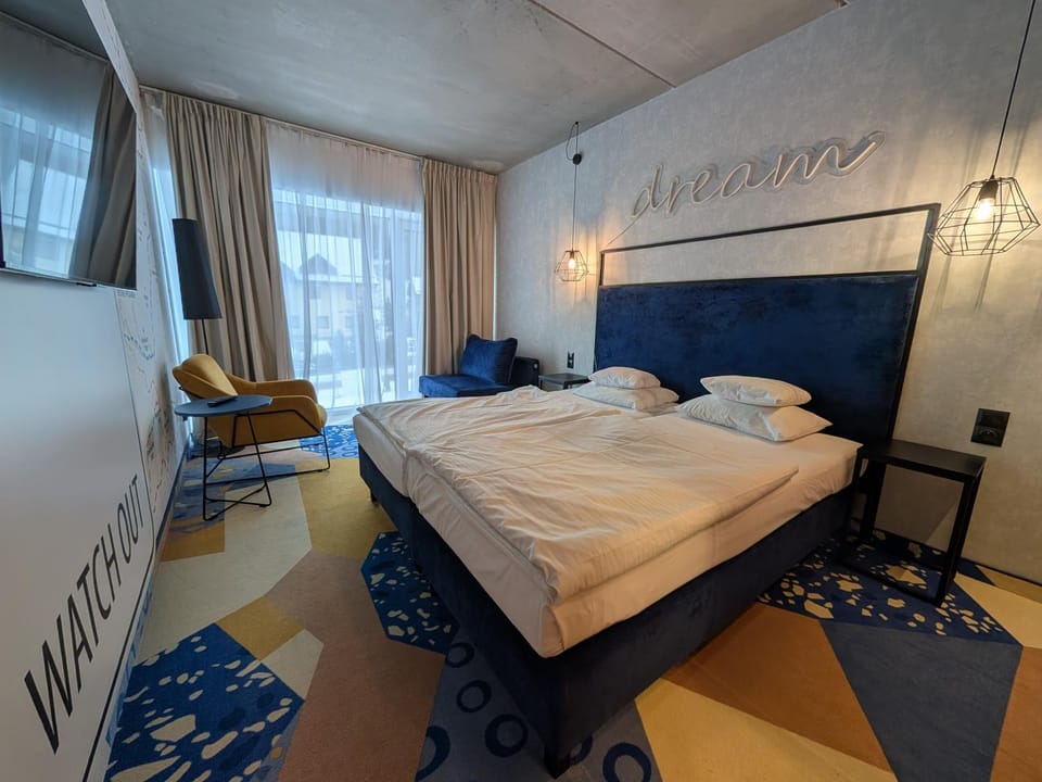 Bed, TV and multimedia, Photo of the whole room, Seating area