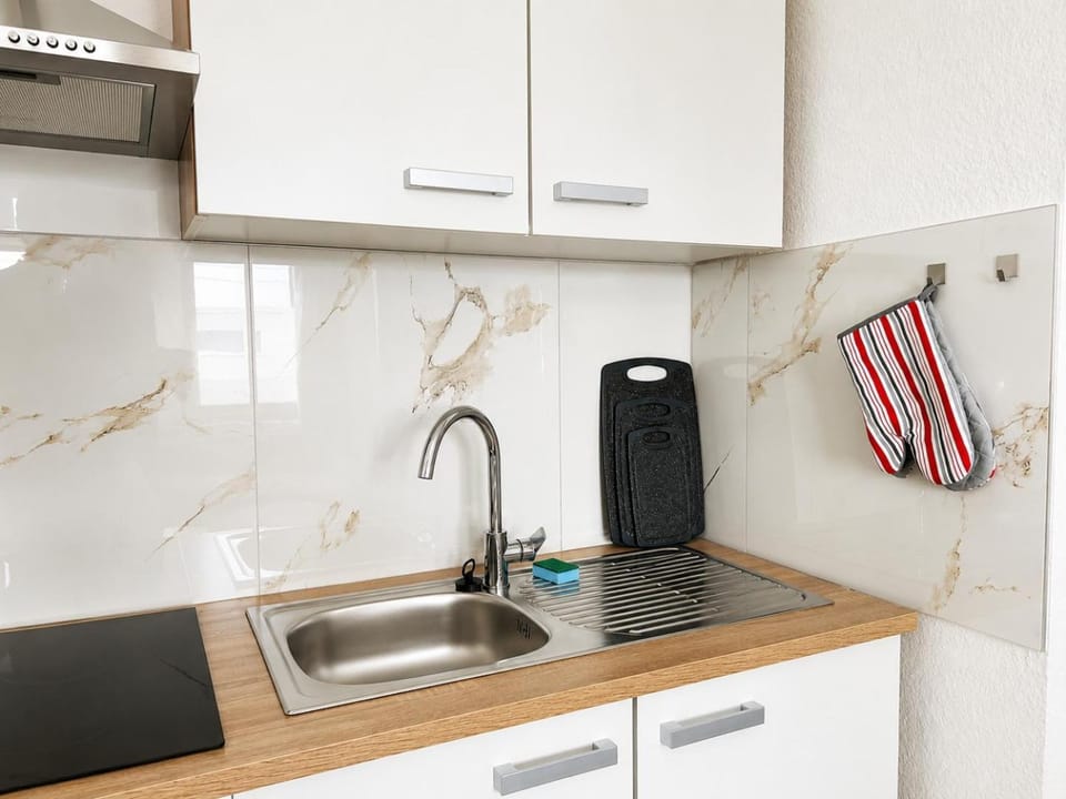 Coffee/tea facilities, Kitchen or kitchenette, stove
