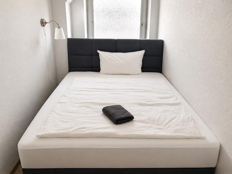 Bed, Photo of the whole room, Bedroom, towels