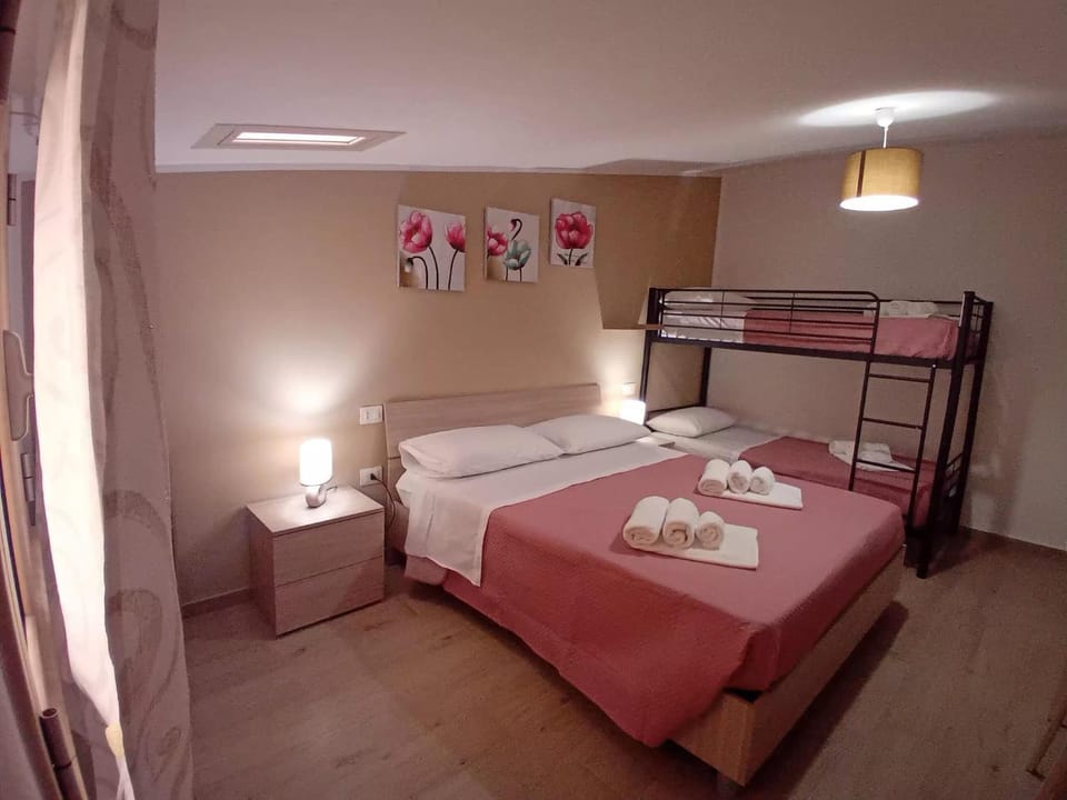 Bed, Photo of the whole room, Bedroom, bunk bed, towels