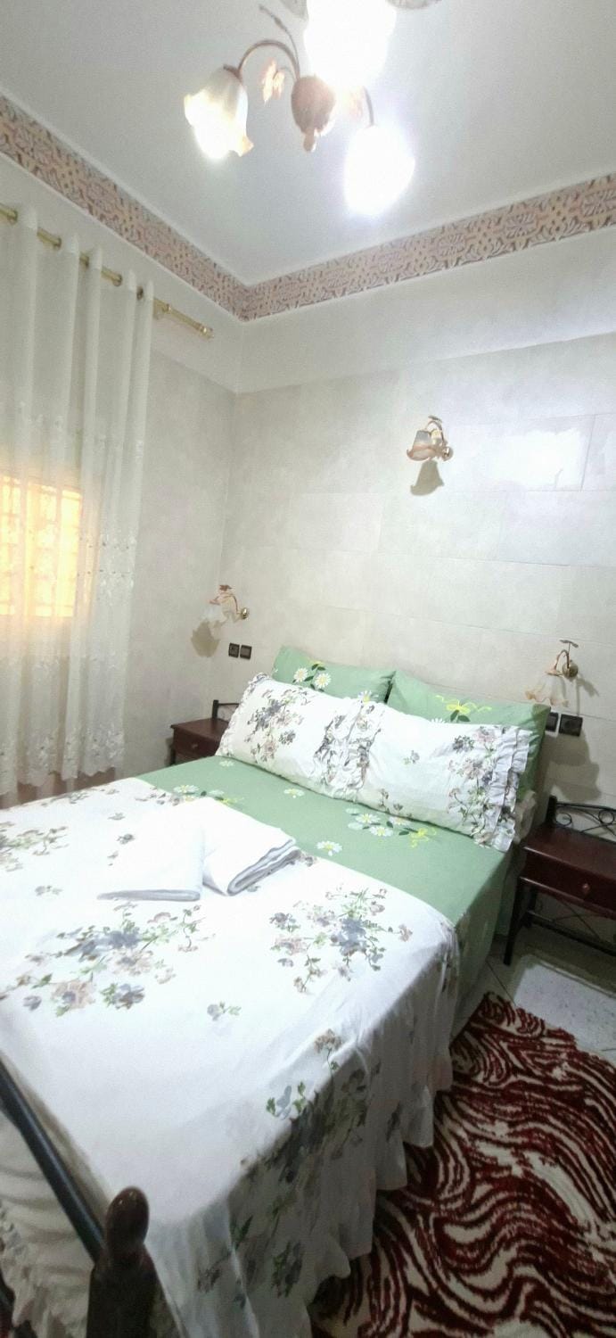 Bed, Photo of the whole room, Bedroom, fireplace, towels