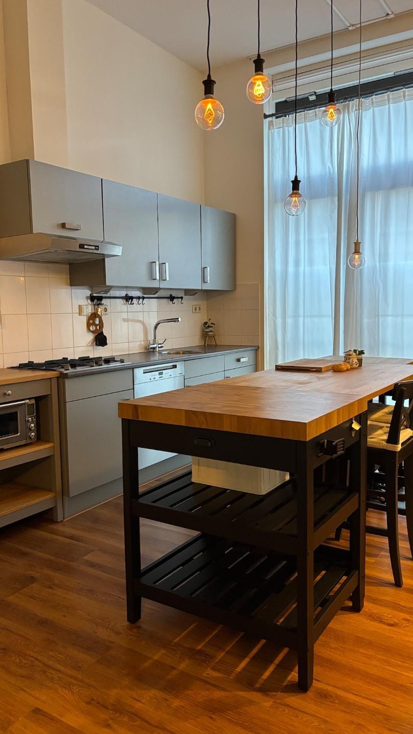 Kitchen or kitchenette, minibar