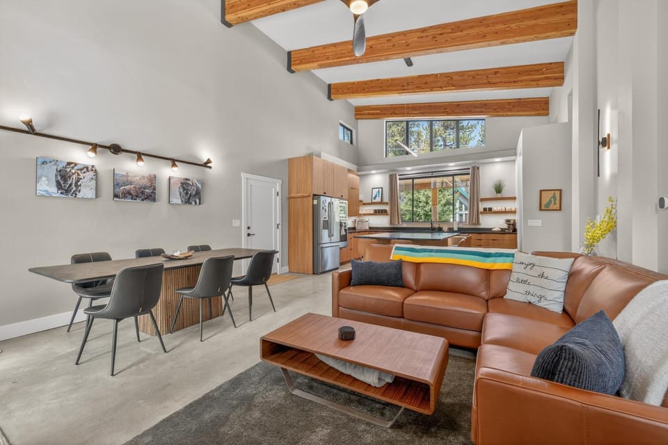 Nordic Pines- brand-new- hot tub- pet friendly- sleeps 10- trailer parking House in McCall