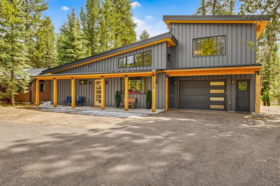 Nordic Pines- brand-new- hot tub- pet friendly- sleeps 10- trailer parking House in McCall