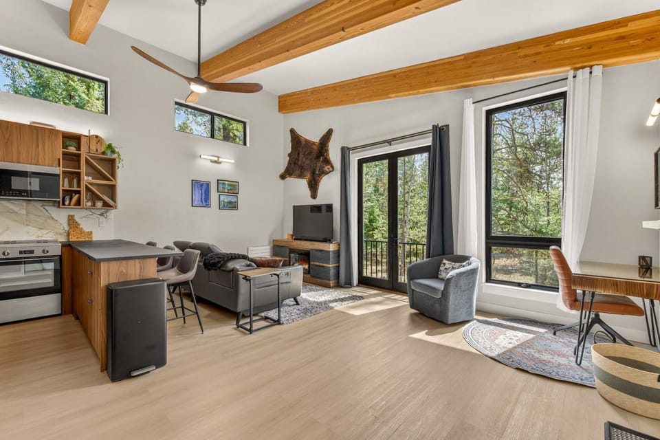 Nordic Pines- brand-new- hot tub- pet friendly- sleeps 10- trailer parking House in McCall