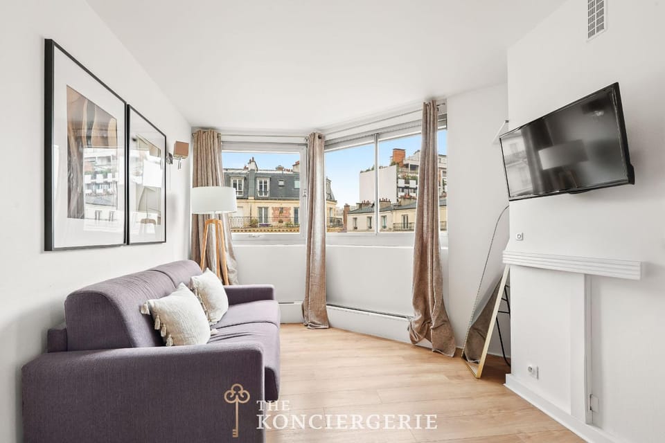 Appartement avec terrasse vue Tour Eiffel Apartment in Paris