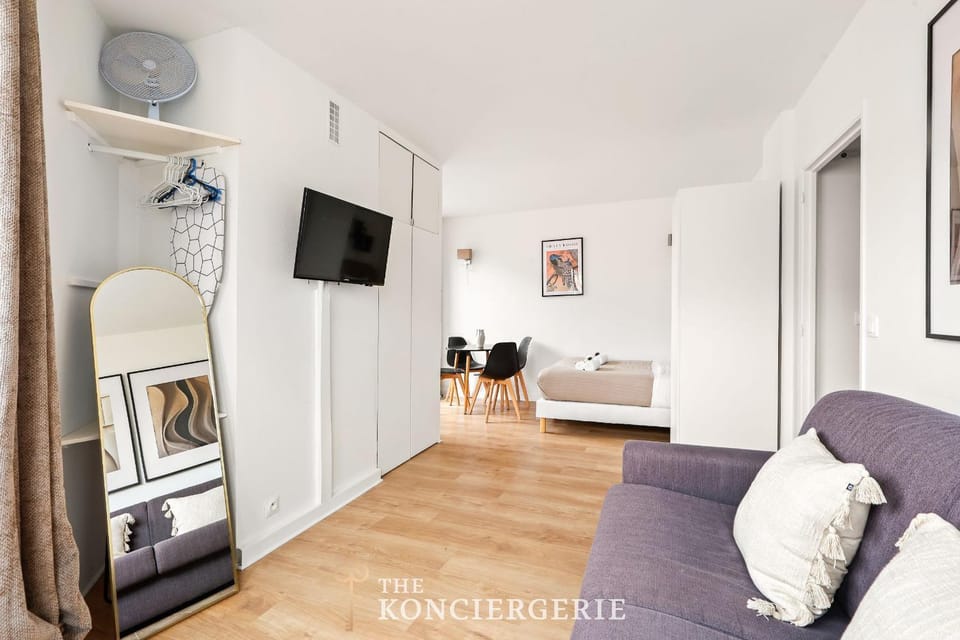Appartement avec terrasse vue Tour Eiffel Apartment in Paris
