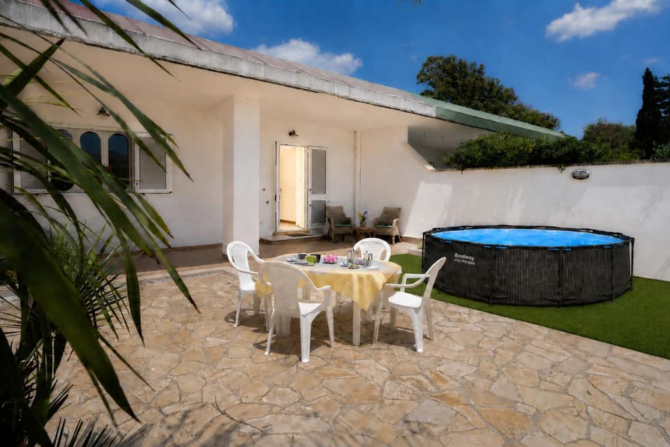 Property building, Patio, Day, Dining area, Pool view, Swimming pool, sunbed