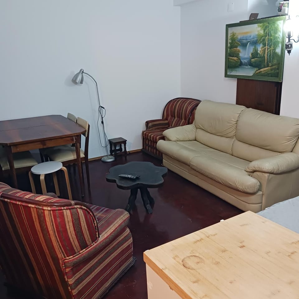 Cheap and big, 4 rooms Apartment in Lisbon