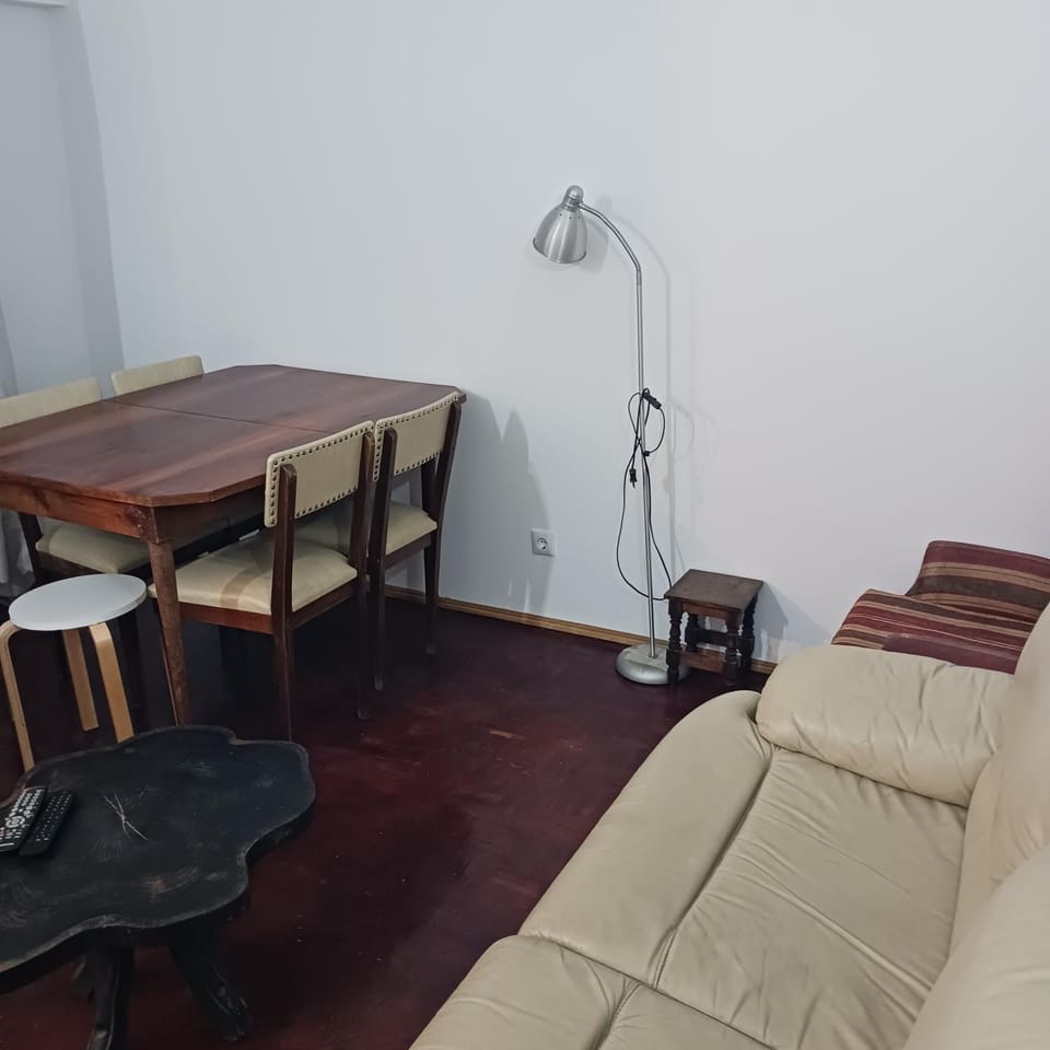 Cheap and big, 4 rooms Apartment in Lisbon