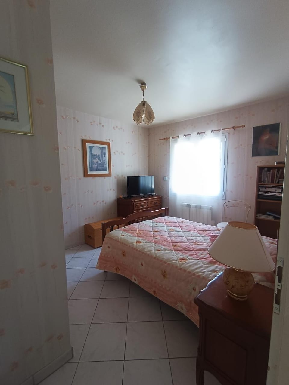 Bed, TV and multimedia, Bedroom