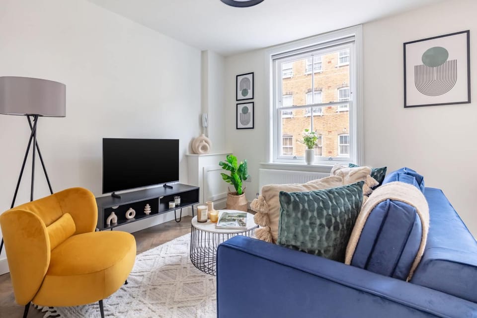 TV and multimedia, Living room, Seating area, Evening entertainment
