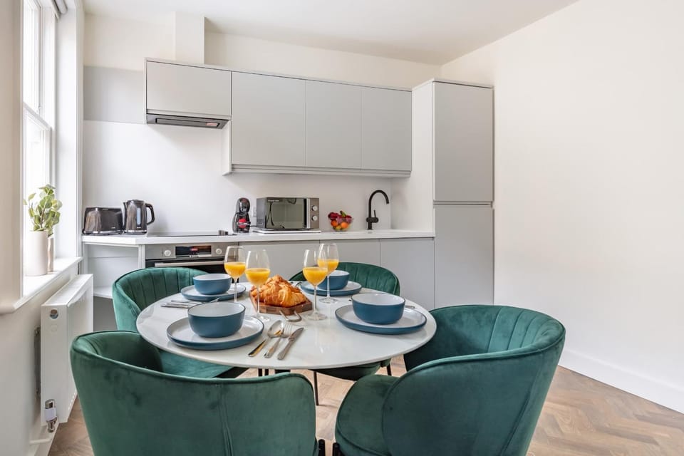 Coffee/tea facilities, Kitchen or kitchenette, Living room, Food and drinks, Seating area, Dining area, Food