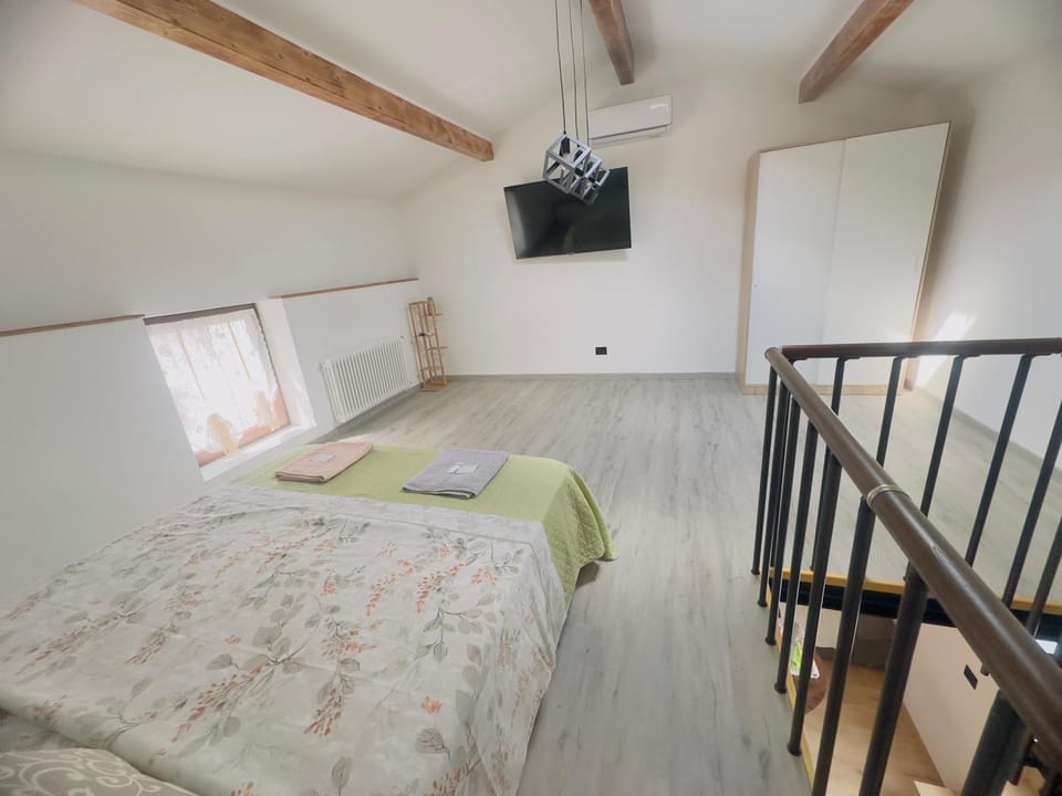 Bed, TV and multimedia, Photo of the whole room, Bedroom