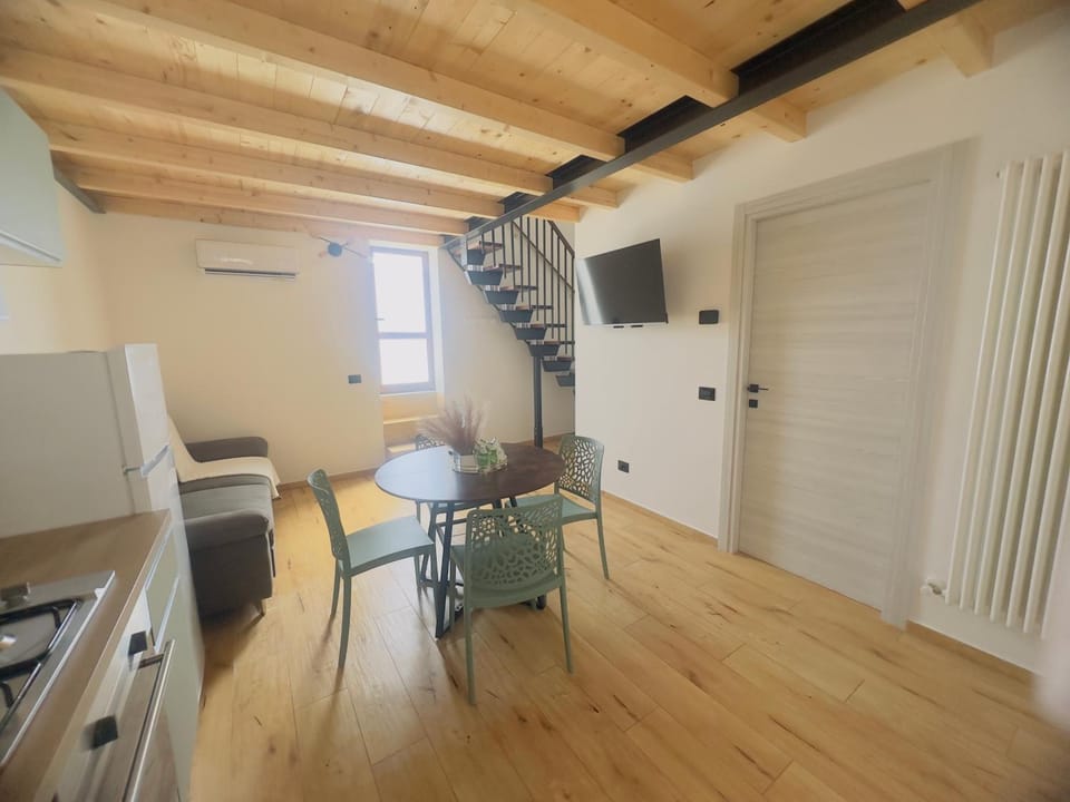 TV and multimedia, Kitchen or kitchenette, Living room, Seating area, Dining area