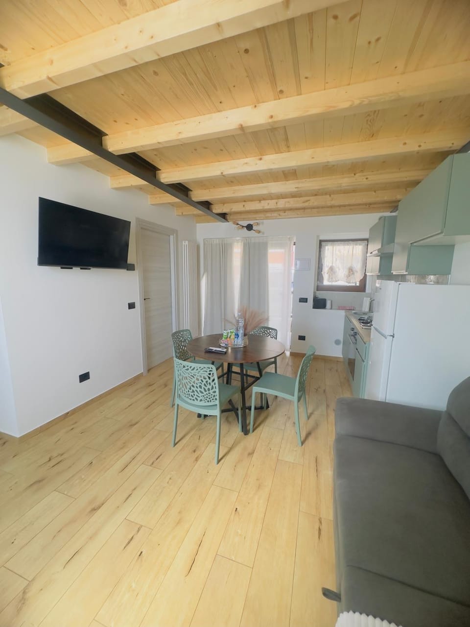 TV and multimedia, Kitchen or kitchenette, Living room, Seating area, Dining area