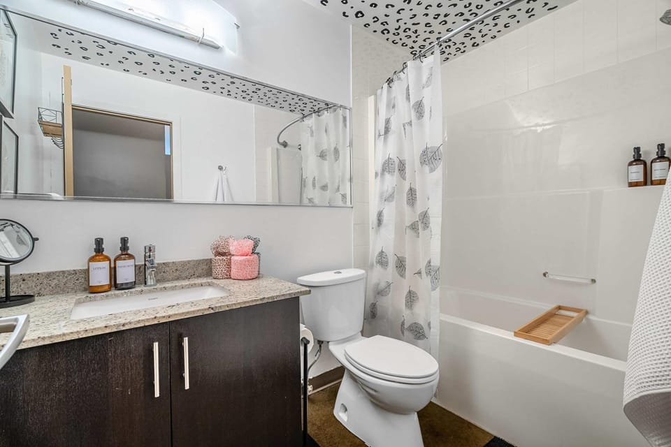 Shower, Toilet, Bathroom, Bath, towels