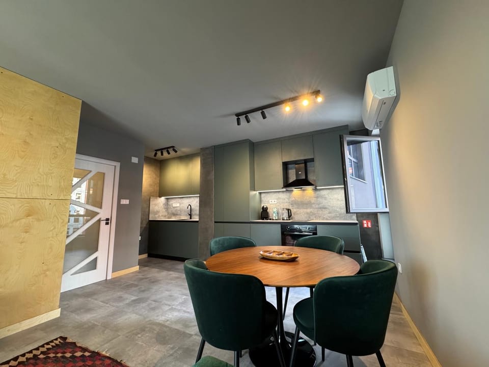 Dining area, oven, stove