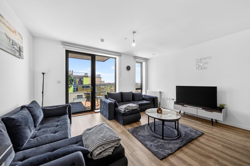 Communal lounge/ TV room, TV and multimedia, Living room, Seating area, Evening entertainment