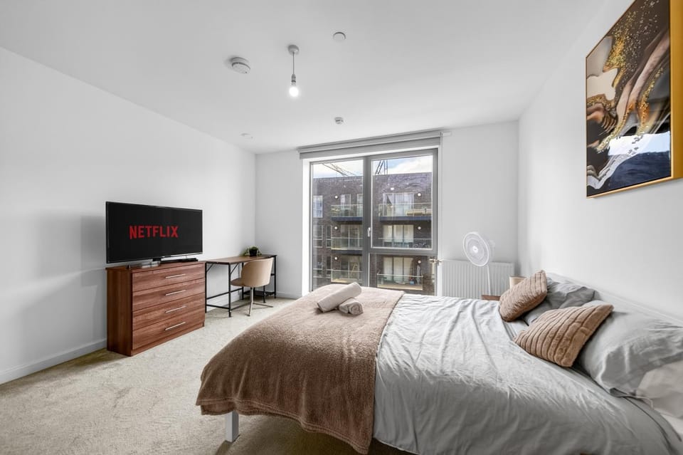 Bed, TV and multimedia, Photo of the whole room, Bedroom