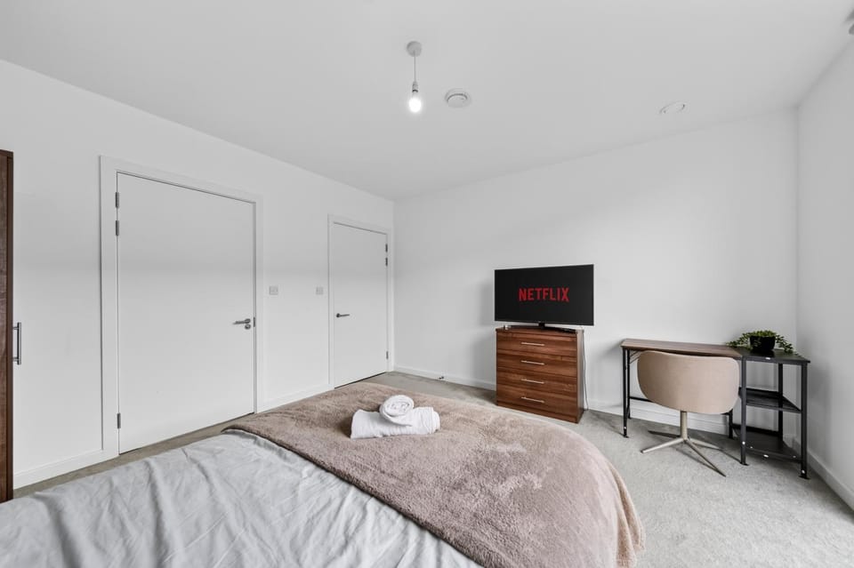 Bed, Photo of the whole room, Bedroom, towels, wardrobe