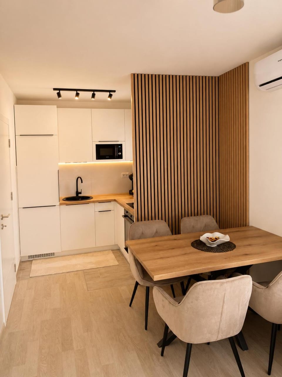 Kitchen or kitchenette, Dining area