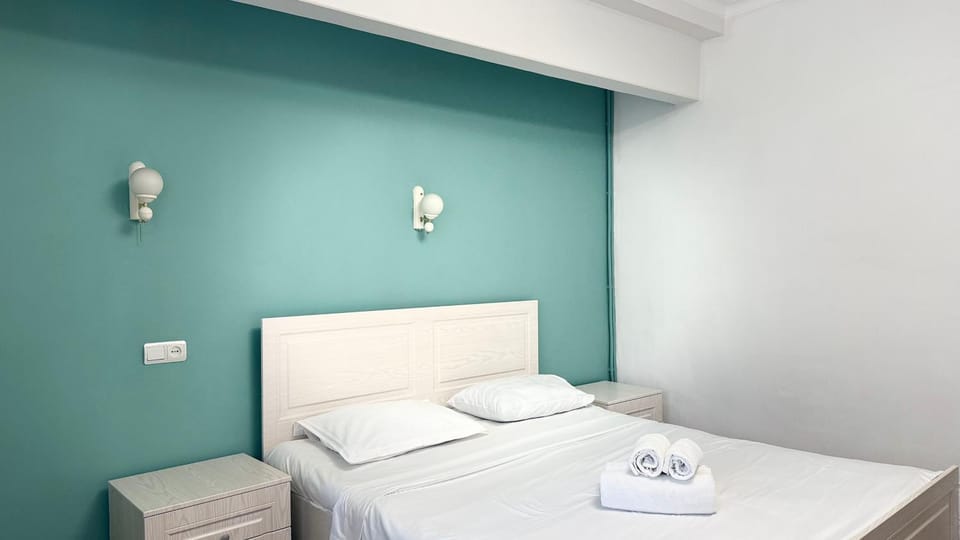 Bed, Photo of the whole room, Bedroom, towels
