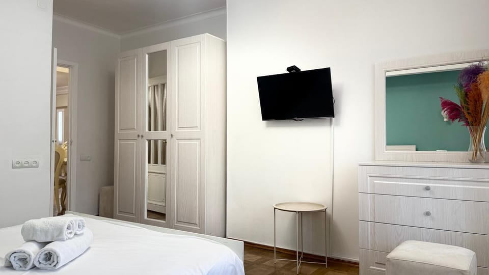 Bed, Bathroom, TV and multimedia, Photo of the whole room, Bedroom, towels