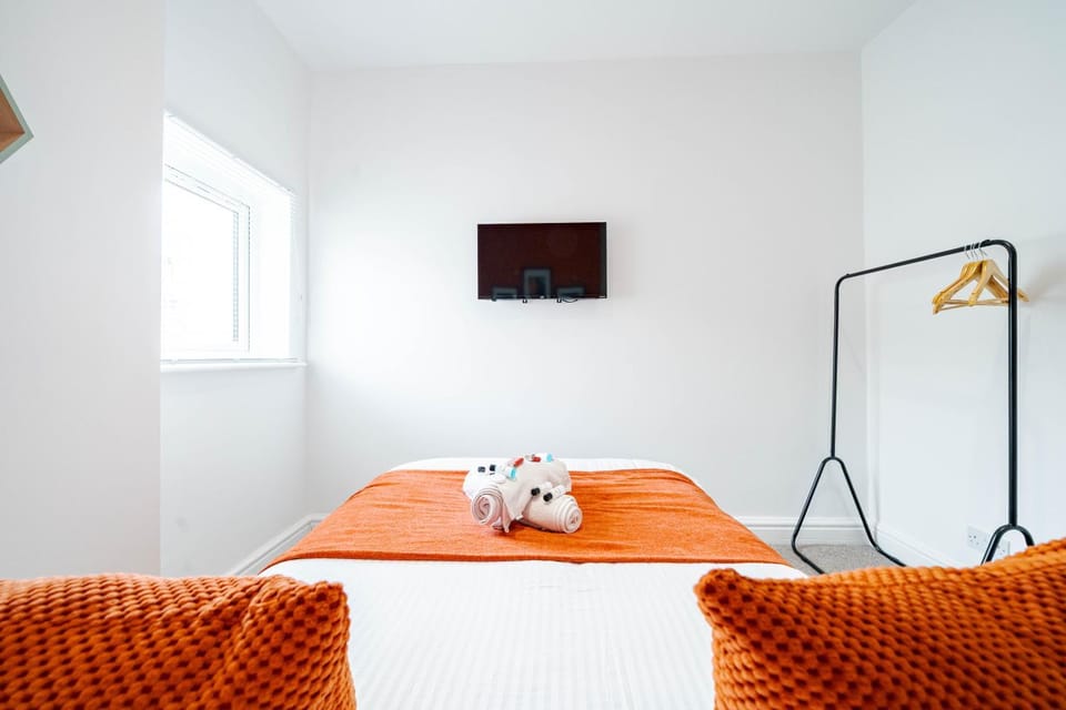 Bed, TV and multimedia, Bedroom