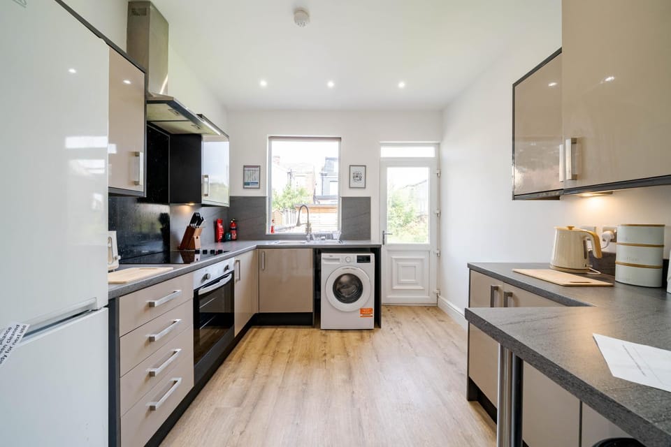 Kitchen or kitchenette, oven, stove, washing machine
