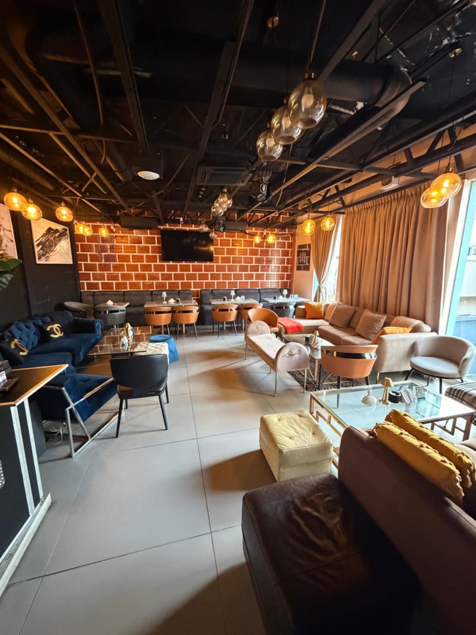 Restaurant/places to eat, Lounge or bar