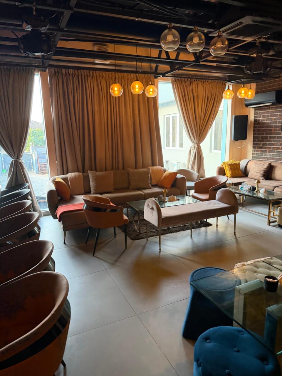 Restaurant/places to eat, Lounge or bar