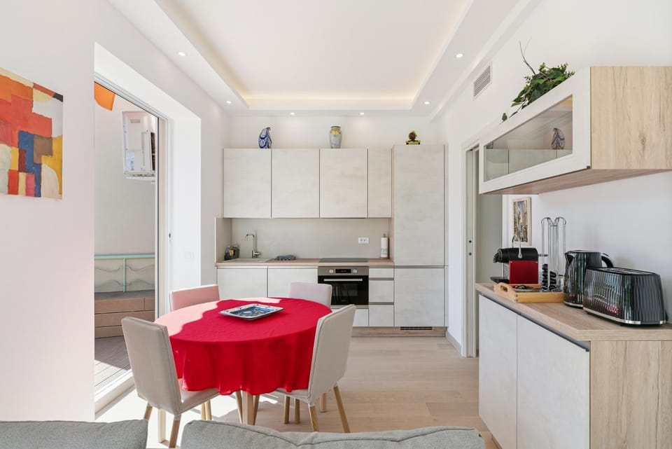 Kitchen or kitchenette, Dining area, stove