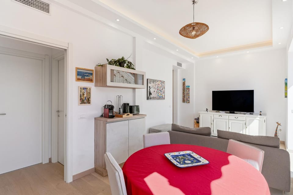 TV and multimedia, Living room, Seating area, Dining area