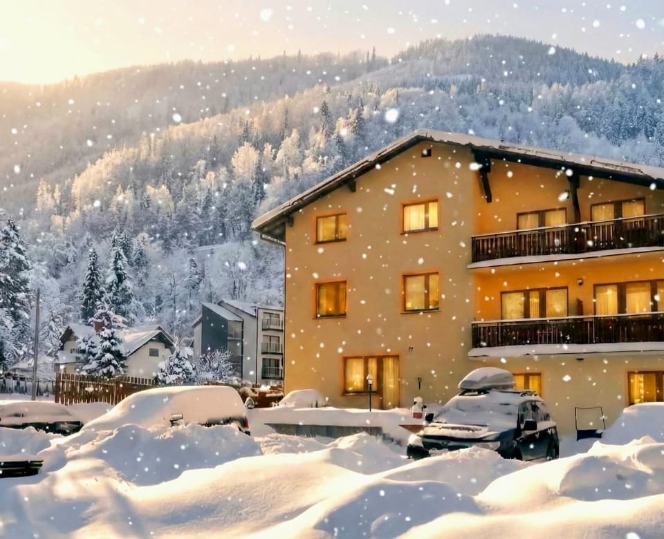 Property building, Natural landscape, Mountain view, Parking