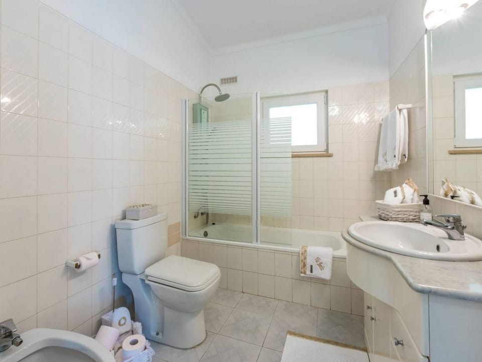 Shower, Toilet, Bathroom, Bath, bidet, towels