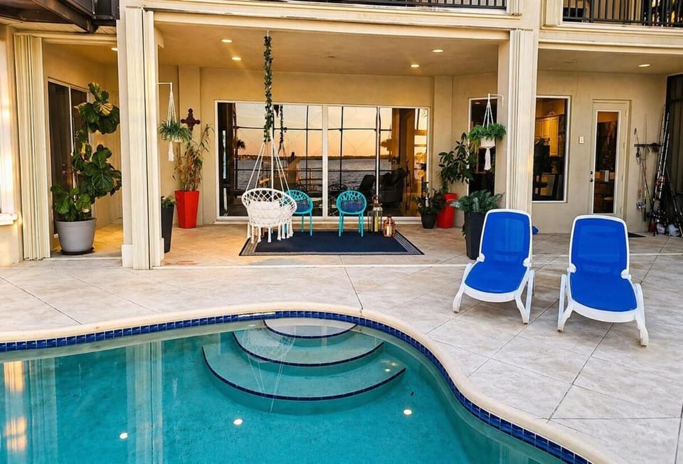 Balcony/Terrace, Balcony/Terrace, Seating area, Pool view, Pool view, Swimming pool, Swimming pool, Swimming pool, Sunset, sunbed