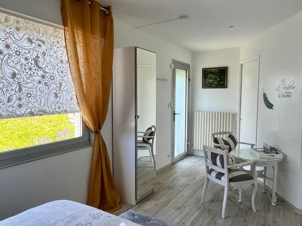 Photo of the whole room, Bedroom