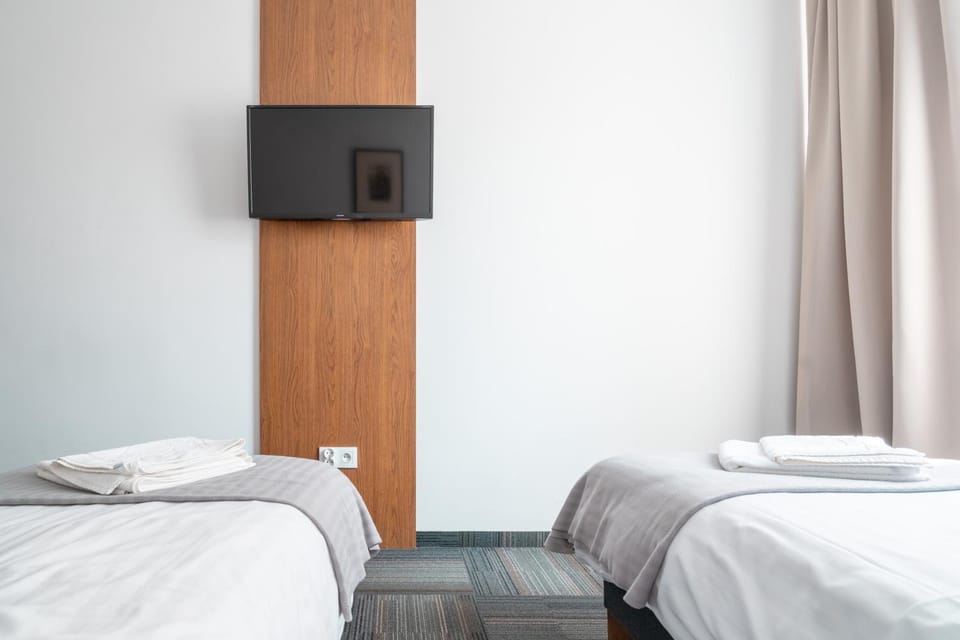 Bed, TV and multimedia, Bedroom